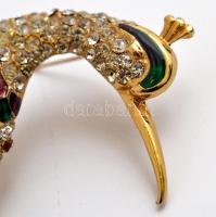 Páva alakú, tűzzománc és kő berakásos dekoratív kitűző, 12 cm