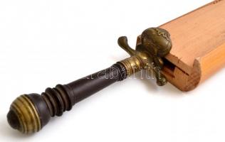 Díszes tőr, réz rátétes fa nyéllel, díszes, rozsdás pengével, fa tokban, teljes hossz: 50 cm