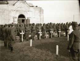 cca 1942 Thöresz Dezső (1902-1963) békéscsabai gyógyszerész és fotóművész szolgálatot teljesített eg...