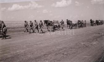 cca 1942 Thöresz Dezső (1902-1963) békéscsabai gyógyszerész és fotóművész szolgálatot teljesített eg...