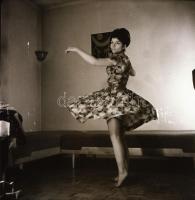 cca 1970 Privát kánkán, szolidan erotikus felvételek, 10 db vintage negatív, 6x6 cm