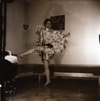 cca 1970 Privát kánkán, szolidan erotikus felvételek, 10 db vintage negatív, 6x6 cm