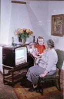cca 1965 TV készülék a családban - reklám felvételek, 7 db vintage színes negatív, professzionális minőségben, Kotnyek Antal (1921-1990) budapesti fotóriporter hagyatékából, 6x9 cm