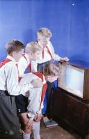 cca 1965 TV készülék a családban - reklám felvételek, 7 db vintage színes negatív, professzionális m...