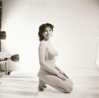 cca 1986 A hölgyek (is) előbb-utóbb mindig megmutatják, szolidan erotikus felvételek, 8 db vintage n...