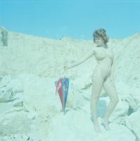 cca 1986 A hölgyek (is) előbb-utóbb mindig megmutatják, szolidan erotikus felvételek, 8 db vintage n...