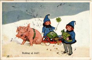 Boldog Újévet! / Winter Sport, New Year greeting card with pig-drawn sled, clover, horseshoe. G.G.W.H. Nr. 256. (EK)