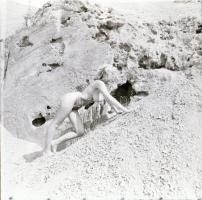 cca 1977 Szabadidős programok, szolidan erotikus felvételek, 7 db vintage negatív + 1 db mai nagyítá...