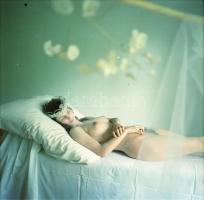 cca 1980-as évek, sok szép lány azonos esélyekkel, szolidan erotikus felvételek, 9 db vintage negatí...