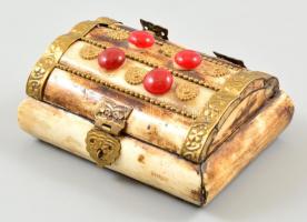 Díszes csont dobozka, bársony béléssel, kő berakásos fedéllel, réz szerelékekkel, sérült, 11,5×8×5 cm