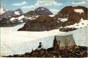 Resting mountaineer with tent, mountain climbing, alpinist (EK)