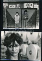 cca 1987 Budapesti romák életéről készült képriport, 13 db vintage fotó Mezey Béla budapesti fotóriporter pecsétjével, 13x18 cm és 13x13 cm között
