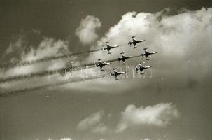 1998 Kecskeméti repülőnapok, 108 db vintage negatív Vincze János (1922-1998) kecskeméti fotóművész h...