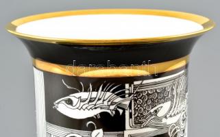 Hollóházi Szász Endre által tervezett mintával díszített porcelán váza, matricás, apró kopásnyomokka...