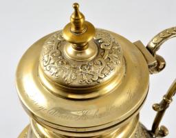 Fém fedeles kancsó, gravírozott felirattal, jelzés nélkül, m: 30 cm