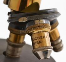 cca 1900 G. Reichert mikroszkóp, hiányos, eredeti fa dobozában (kulcs nélkül), magyar kézzel írt nag...