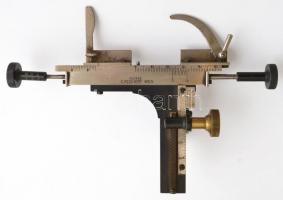 cca 1900 G. Reichert mikroszkóp, hiányos, eredeti fa dobozában (kulcs nélkül), magyar kézzel írt nag...