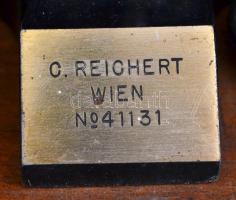 cca 1900 G. Reichert mikroszkóp, hiányos, eredeti fa dobozában (kulcs nélkül), magyar kézzel írt nag...