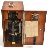 cca 1900 G. Reichert mikroszkóp, hiányos, eredeti fa dobozában (kulcs nélkül), magyar kézzel írt nag...