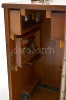 cca 1900 G. Reichert mikroszkóp, hiányos, eredeti fa dobozában (kulcs nélkül), magyar kézzel írt nag...