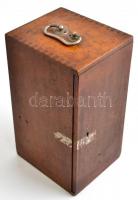 cca 1900 G. Reichert mikroszkóp, hiányos, eredeti fa dobozában (kulcs nélkül), magyar kézzel írt nag...