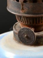 Kézzel festett üveg petróleumlámpa, burával, apró kopásnyomokkal, rozsdás fém szerelékkel, jelzett (...