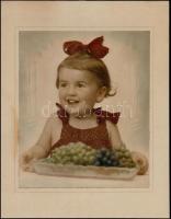 cca 1936 Kézzel színezett gyermekfotó, 26x21,5 cm, karton 36x29 cm