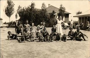 1931 Zamárdi, csoportkép a Balaton parti strandon. Schäffer Gyula photo (EK)