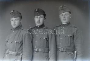 cca 1940-es években Kiskunfélegyházán szolgálatot teljesítő katonákról készült 13 db vintage negatív...