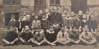 cca 1910 és cca 1970 között készült, 222 db vitage fénykép, sokféle témáról, vegyes minőségben, a fo...