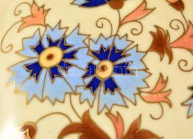 Zsolnay kézzel festett vázák, dobozok, tálkák, jelzettek, apró kopásnyomokkal, összesen:7 db, m:8-14...