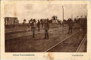 1918 Adony-Pusztaszabolcs, Vasútállomás, vagonok, vasutasok (EB)