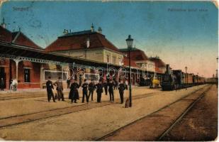 1916 Szeged, Pályaudvar belső része, vasútállomás, vasutasok, gőzmozdony (kopott sarkak / worn corners)
