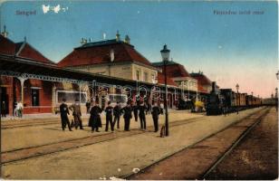 1915 Szeged, Pályaudvar belső része, vasútállomás, vasutasok, gőzmozdony (felületi sérülés / surface damage)