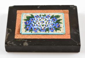 Dekoratív kő-és üvegberakásos millefiori levélnehezék, kő foglalatban, szélein csorbákkal, 5×7×1,5 cm