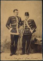 1896 Várady Albert (1870-?) huszárhadnagy, későbbi ezredes, és Strauss Gusztáv huszárhadnagy, m. kir. varasdi 10. honvéd huszárezred tisztjei, fotó kartonra kasírozva, körbevágott, feliratozva, 14x9,5 cm/  1896 Albert Várady (1870-?) lieutenant, Gustav Strauss lieutenant, two army officers of the Hungarian Royal 10th Husar Regiment of Varaždin, photo on board, with writings, cropped, 9,5x10,5 cm.