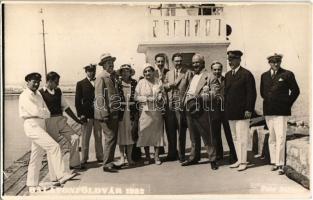 1932 Balatonföldvár, hajókapitányok és utasok a mólón. Foto Seidner photo