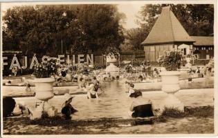 Budapest XIII. Margit-sziget, Palatinus strand fürdőzőkkel. photo