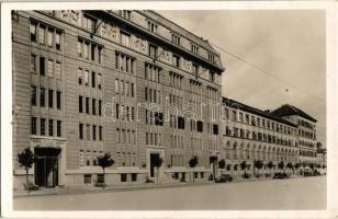 Budapest IX. Hangya Szövetkezeti Központ székháza, automobilok. Közraktár utca 30-34.