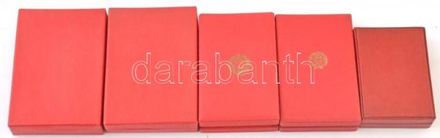 Vegyes 5db-os szocialista kitüntetés tétel, mind tokban, közte "Az Építőipar Kiváló Dolgozója&q...