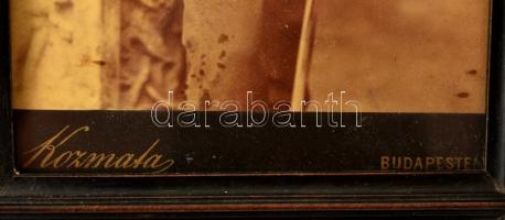 cca 1880-1900 Katona karddal és kitüntetéssel, keményhátú fotó Kozmata műterméből, keretben, 20×10 c...