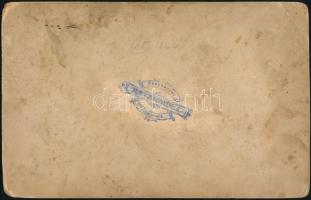 cca 1900 Úr és hölgy legyezővel, keményhátú műtermi fotó Mayer Béla műterméből, 20×13 cm