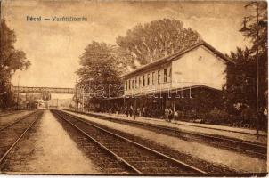 Pécel, vasútállomás, vasúti átjáró a sínek felett (gyűrődések / creases)