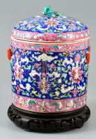 Jelzett kínai Famille rose urna fedővel fa talpazattal, kézzel festett, apró kopásnyomokkal, m:24 cm