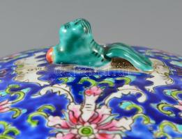 Jelzett kínai "Famille rose" urna fedővel fa talpazattal, kézzel festett, apró kopásnyomok...