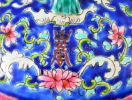 Jelzett kínai "Famille rose" urna fedővel fa talpazattal, kézzel festett, apró kopásnyomok...