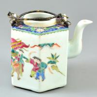 Kínai Famille Verte teás kanna, fedő nélkül, kézzel festett, apró kopásnyomokkal, m:13,5 cm
