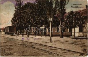 1928 Tiszaföldvár, Vasútállomás, vasutasok, vagon. Király Lajos fényképész felvétele. Kiadja György József (fa)