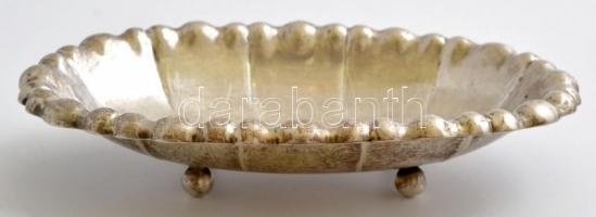 Ezüst (Ag.) kis lábas kínálótál, jelzett, mesterjeggyel  (I.R.), poncolt, apró horpadással, 25×16,5 ...