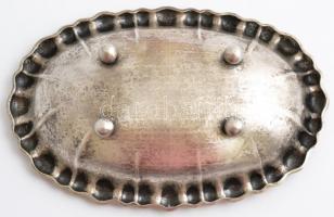 Ezüst (Ag.) kis lábas kínálótál, jelzett, mesterjeggyel  (I.R.), poncolt, apró horpadással, 25×16,5 ...